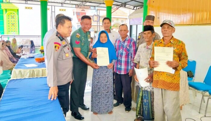 Babinsa dan Forkopimcam Kawal Penyaluran Sertifikat PTSL di Lamongan