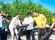 Pantai Dalegan Dibersihkan Massal, Bupati Gresik Soroti Sampah Laut