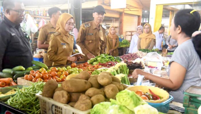 Sidak Pasar Pahing, Wali Kota Kediri Tegaskan Harga Pangan Harus Stabil