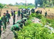 Puluhan Pelajar Turun Lapangan, Irigasi Desa Munungrejo Lamongan Kini Bersih