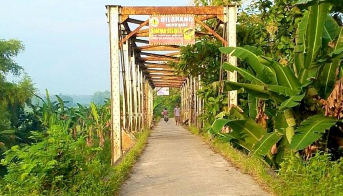 Nekat Buang Sampah di Jembatan KA, Siap-Siap Ditindak Pemdes Margorejo Tuban
