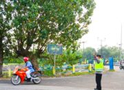 Pertigaan DAM Klepek Dijaga Polisi Sukosewu Bojonegoro, Arus Lalin Lebih Lancar