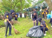 Kapolres Bojonegoro Kompak Bersih-Bersih Taman Bengawan Solo