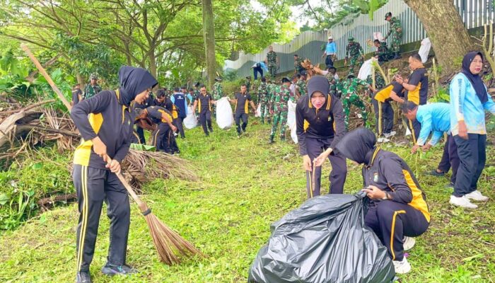 Kapolres Bojonegoro Kompak Bersih-Bersih Taman Bengawan Solo