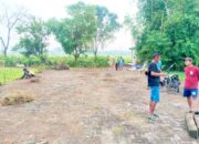 Jelang Puasa, Makam Dusun Bayem Kepohbaru Bojonegoro Dipercantik Warga