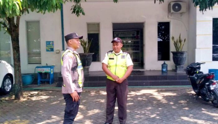 Sambangi PT INP dan BRI, Kapolsek Balen Tekankan Waspada dan Humanis