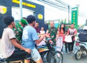 Dandim dan Ketua Persit Bagikan Takjil, Depan Makodim Lamongan Dipadati Warga
