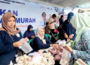 Warga Bojonegoro Antri Sembako Murah di Gerakan Pasar Murah
