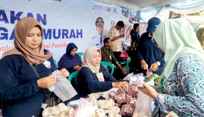 Warga Bojonegoro Antri Sembako Murah di Gerakan Pasar Murah