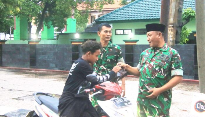 Hangat di Senja Ramadhan, Dandim Lamongan Bagi Takjil di Tengah Jalan