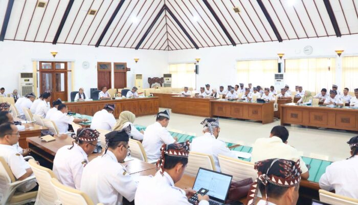 Bupati Bojonegoro Minta Camat Visioner dan Turun Langsung ke Masyarakat