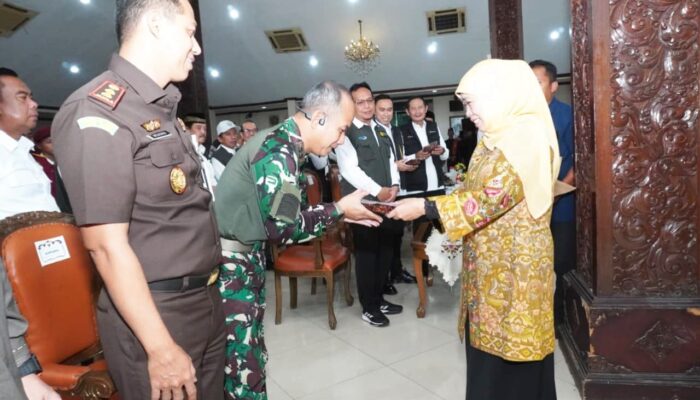 Momen Hangat Sapa Bansos di Pendopo Lokatantra Lamongan, Gubernur Khofifah Dengar Curhat Warga