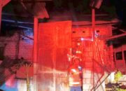 Aksi Heroik Damkarmat Bojonegoro Jinakkan Api di Gudang Padi Sidodadi Bojonegoro