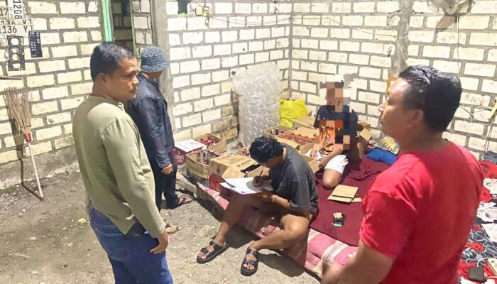 Polres Lamongan Sikat Habis Penyakit Masyarakat: Ratusan Botol Miras Masuk Kotak Barang Bukti