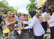 Sisi Humanis Polri: Polwan Bojonegoro Hadir di Tengah Jalan Berbagi Berkah Ramadan