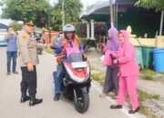 Bukan Tilang, Pengendara di Depan Mapolsek Kalitidu Bojonegoro Justru Full Senyum Karena Ini