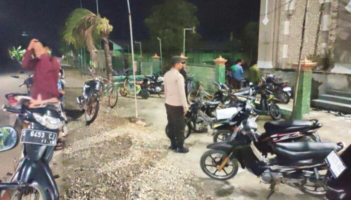 Komitmen Pelayanan Prima: Polisi Baureno Bojonegoro Hadir Pastikan Malam Tarawih Tetap Kondusif
