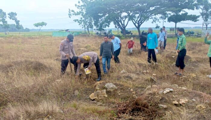 Momen Hangat di Desa Sendangagung: Saat Polisi Sumberrejo Bojonegoro dan Perangkat Desa Kompak Nyangkul bareng