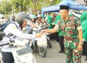 Intip Keseruan Persit Kodim Bojonegoro Berbagi Takjil di Jalanan