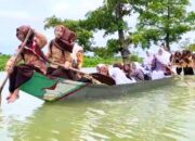 Tak Ada Jalan Kering, Warga Lamongan Pasang Jaring di Jalanan Tenggelam Demi Keselamatan