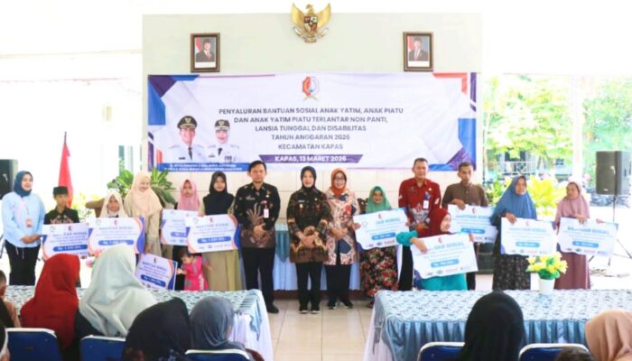 Pemkab Bojonegoro Serahkan Bansos Anak Yatim dan Lansia di Kapas