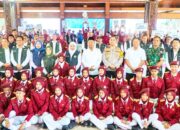 Gubernur Khofifah Turun ke Gresik, Salurkan Bansos Miliaran dan Pantau Pasar Murah