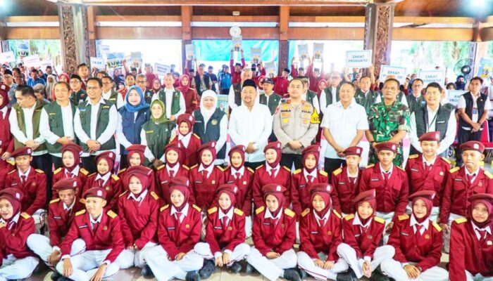 Gubernur Khofifah Turun ke Gresik, Salurkan Bansos Miliaran dan Pantau Pasar Murah