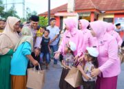 Momen Mengharukan di Sugihwaras, Anak TK dan Kapolres Bojonegoro Bagikan Takjil Ramadan