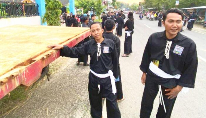 SH Terate Rayon Mojomalang Parengan Tuban Gelar Aksi Berbagi Takjil di Pinggir Jalan