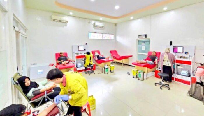 Stok Darah Menipis di Ramadan, PMI Bojonegoro Bagikan 300 Paket Sembako