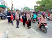 PSHT Bojonegoro Bagi Takjil di Pertigaan Pasar Dander, Polisi Pastikan Aman dan Tertib