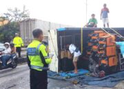 Detik-Detik Truk Oleng di Jalur Lamongan–Gresik, PCX Tertabrak