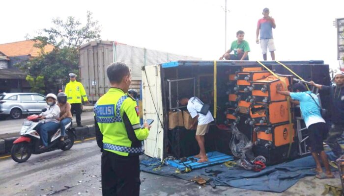 Detik-Detik Truk Oleng di Jalur Lamongan–Gresik, PCX Tertabrak