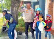 Salut, Polisi Lamongan Sigap Bantu Pemudik Mogok, Dikasih Uang Perbaikan Motor