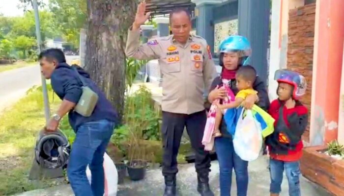 Salut, Polisi Lamongan Sigap Bantu Pemudik Mogok, Dikasih Uang Perbaikan Motor