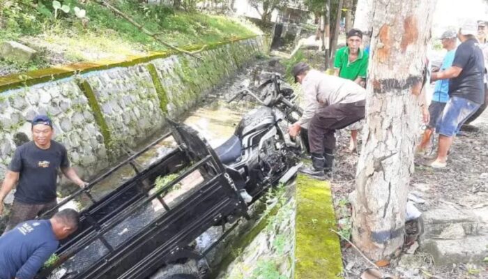 Cegah Kemacetan, Polisi Dander Atur Lalin Usai Laka di Mojoranu Bojonegoro