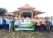 Polisi, TNI dan Warga Ngumpakdalem Bojonegoro Bersatu Cegah Wabah Penyakit