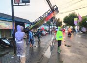 Aksi Sigap Polisi Kedungpring Lamongan Tangani Reklame Roboh, Lalu Lintas Kembali Normal