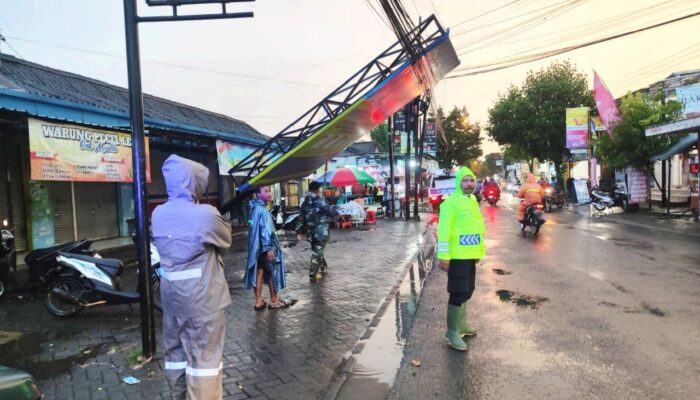 Aksi Sigap Polisi Kedungpring Lamongan Tangani Reklame Roboh, Lalu Lintas Kembali Normal