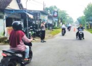 Salut, Polsek Kepohbaru Bojonegoro Bantu Siswa Menyeberang Tiap Pagi