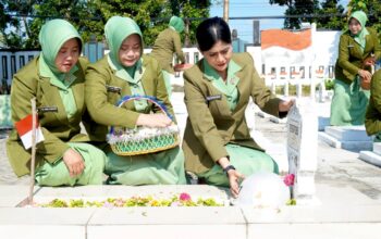 Tabur Bunga di TMP, Persit Lamongan Gaungkan Pengabdian Tanpa Pamrih