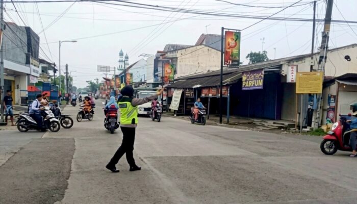 Salut, Polisi Kedungadem Bojonegoro Rutin Kawal Anak Sekolah Menyeberang Jalan