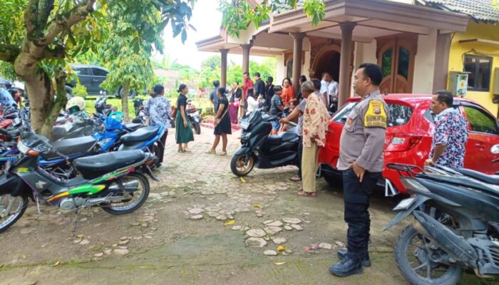 Suasana Khidmat Tanpa Gangguan, Polisi Kawal Ibadah di Gereja Hossana Dander Bojonegoro