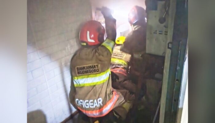 Aksi Kilat Damkarmat, Api di Toko Bojonegoro Berhasil Dijinakkan