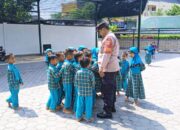 Tak Lagi Takut Polisi, Anak PAUD di Balen Bojonegoro Diajak Belajar Sambil Bermain
