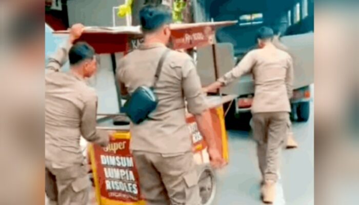 Satpol PP Lamongan Tertibkan PKL, Fokus Jaga Ketertiban