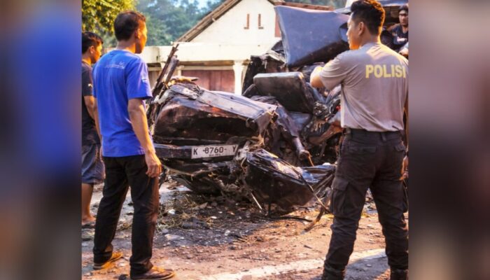 Kecelakaan di Parengan Tuban, Pick Up vs Truk Parkir, 7 Orang Jadi Korban