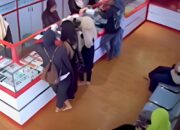 CCTV Ungkap Detik-Detik Penyanderaan Pegawai Toko HP di Medan