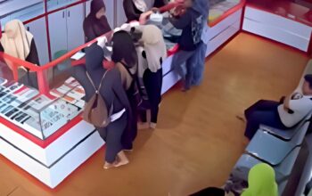 CCTV Ungkap Detik-Detik Penyanderaan Pegawai Toko HP di Medan