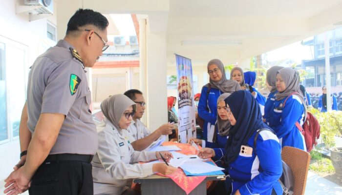Cegah Penyakit Sejak Dini, Buruh Bojonegoro Nikmati Cek Kesehatan Gratis dari Polisi
